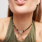 Collar de cuero y lib&eacute;lula ba&ntilde;ada en plata de ley